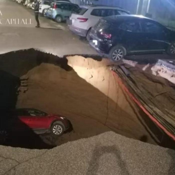 Un drum din Roma s-a prăbușit brusc. Prăpastia a înghițit două mașini / FOTO