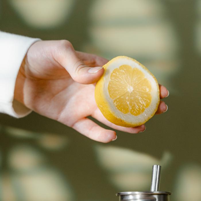 Trucuri cu lămâie: Cum să folosești acest fruct minunat în gospodărie și în viața de zi cu zi
