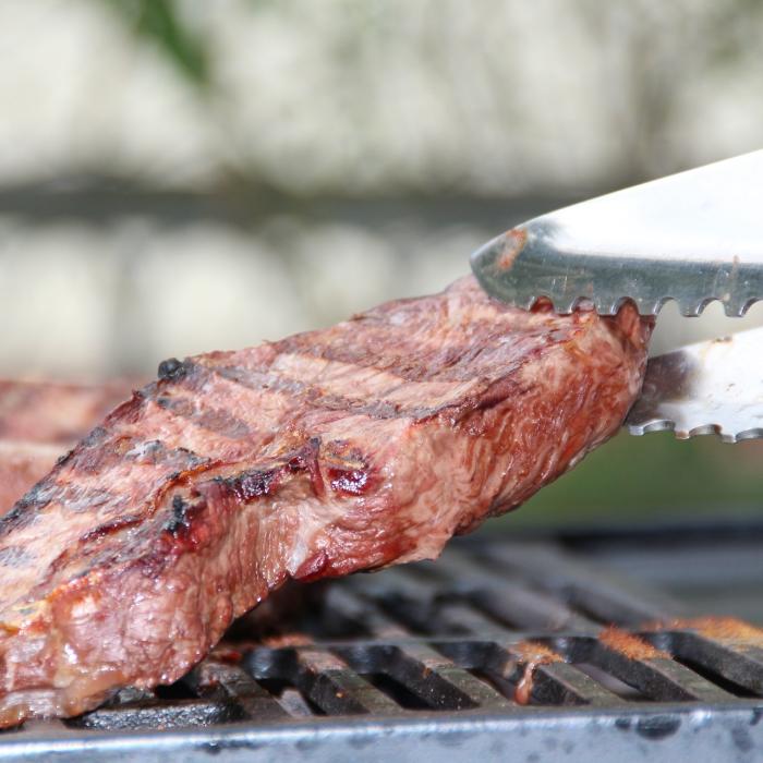 Un italian era cât pe ce să înghită un ac veterinar dintr-o bucată de carne de vită. ”Am simțit ceva metalic între dinți”