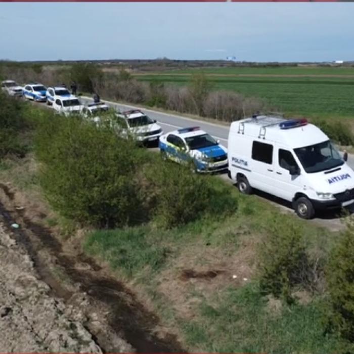 Mobilizare masivă: Zeci de poliţişti, jandarmi şi pompieri cercetează câmpul unde a fost găsit un cadavru, lângă Autostrada A1