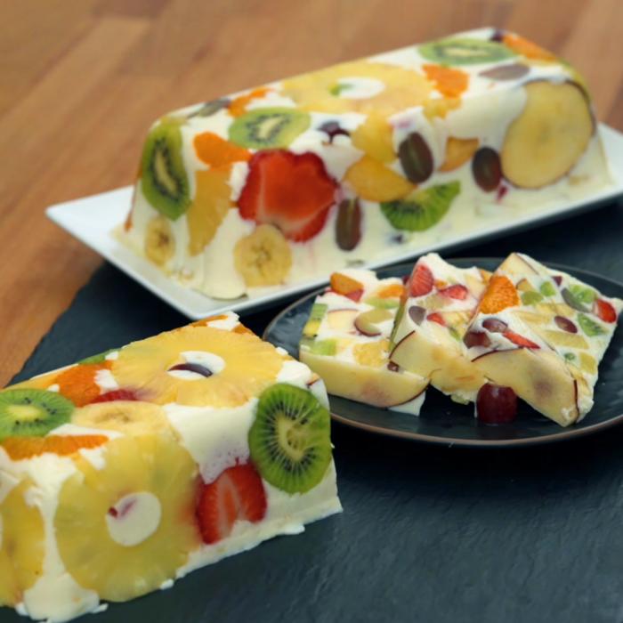 Desert de fructe cu nuanțe de coniac - perfect pentru zilele călduroase!