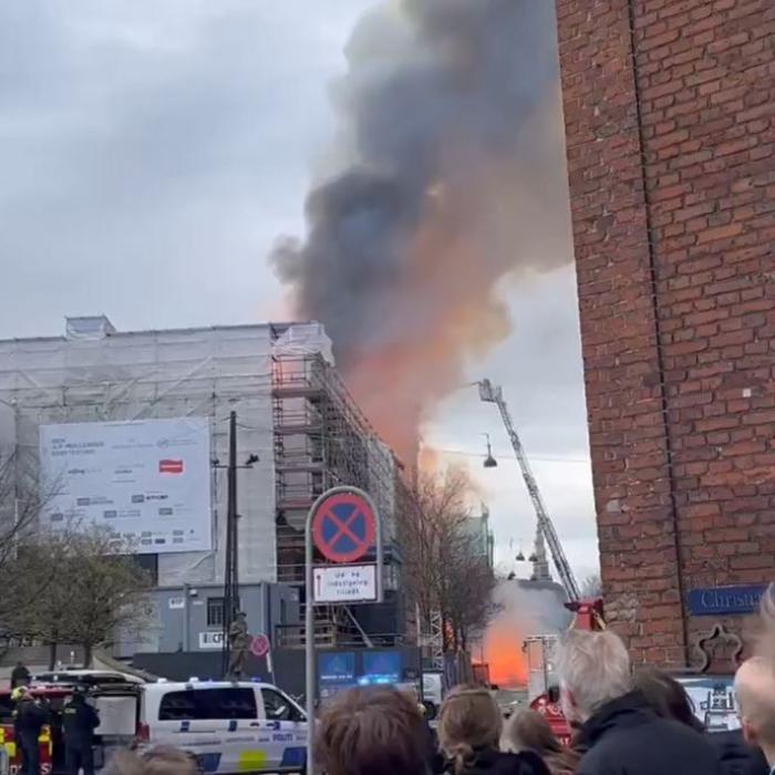 Incendiu masiv la Bursa de Valori din Copenhaga. Parlamentul și guvernul danez au fost evacuate / VIDEO