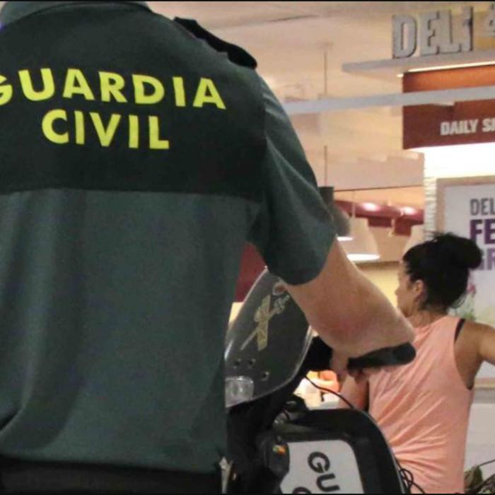 Metoda "biletul ieftin", tot mai populară în Spania. Româncă arestată pe aeroport, după ce a furat produse de peste 1.100 de euro din duty-free