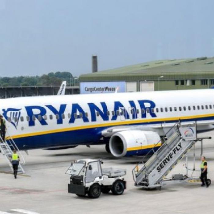 Un pasager de 33 de ani a murit într-un avion Ryanair, la scurt timp după decolarea din Italia