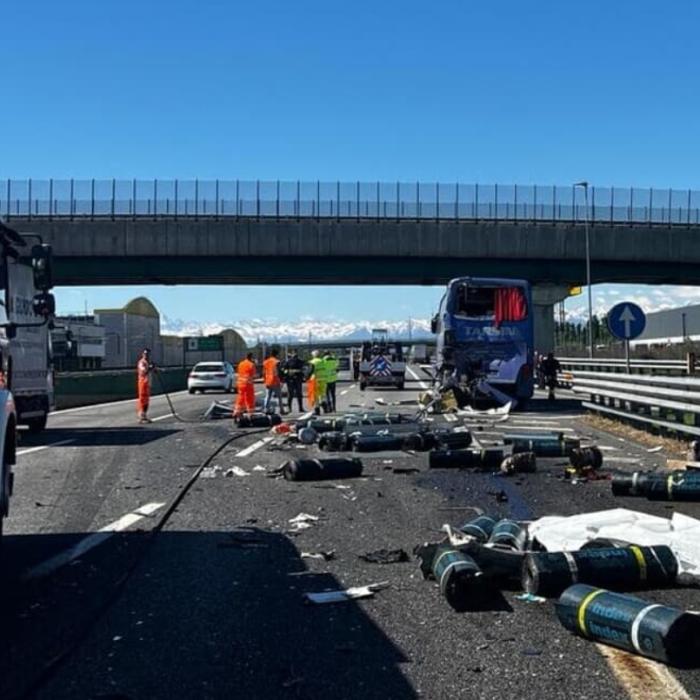 Autocar plin cu români, accident în Italia. Autostrada A4 Torino-Milano, blocată complet