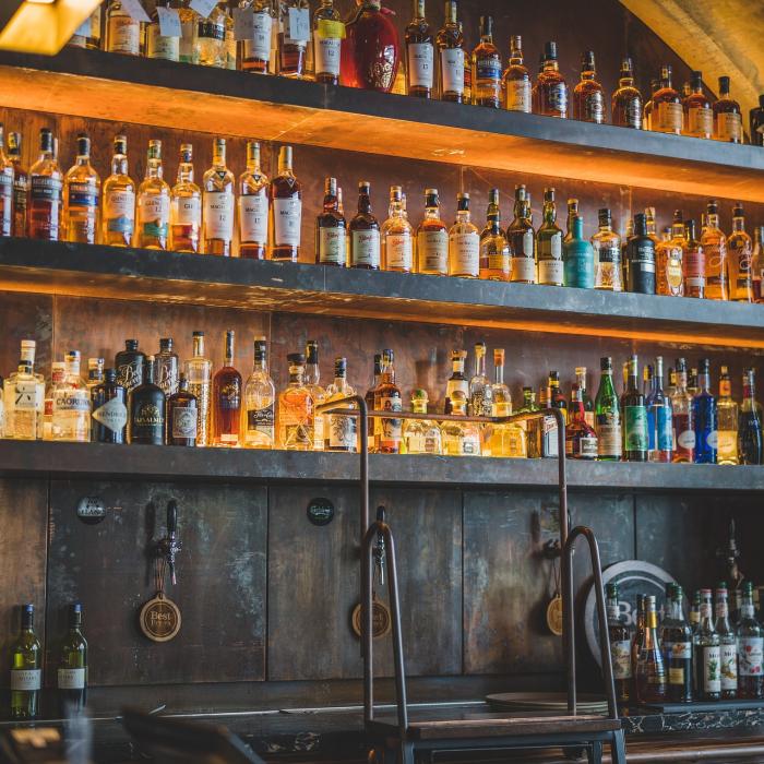 Român din Italia, arestat după ce a furat 100 de euro dintr-un bar. Hoțul și-a pus câinele să-l muște pe patronul localului