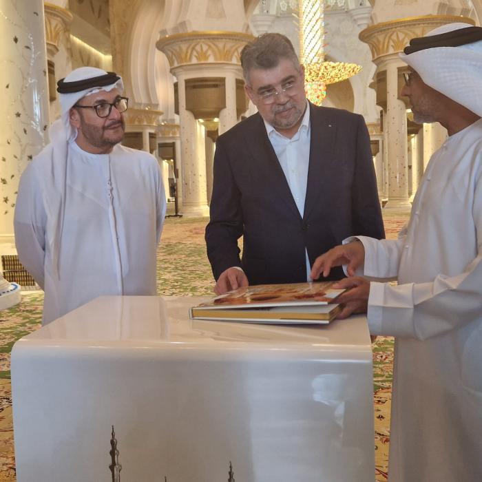 Ciolacu se plimbă la Moschee în Abu Dhabi, acasă lumea îl așteaptă cu decizia privind soarta lui Cîrstoiu
