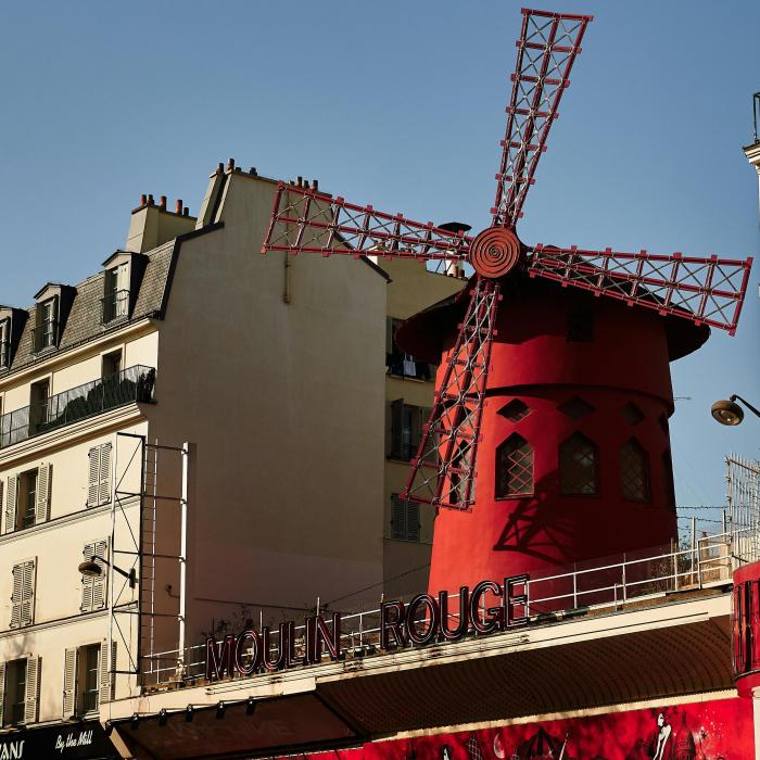 Morişca de vânt de pe celebrul cabaret Moulin Rouge a căzut, noaptea trecută
