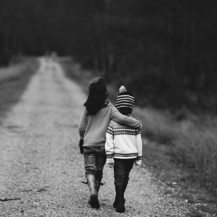 Peste jumătate dintre copiii care au părinții plecați în străinătate vor petrece Paștele fără ei