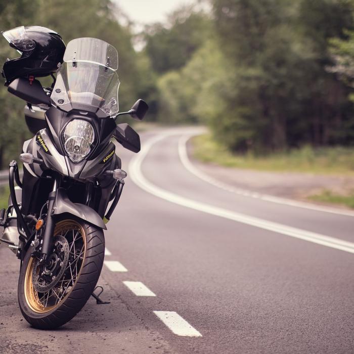 Un motociclist român din Italia, a murit pe loc după ce a făcut o depășire într-o zonă periculoasă