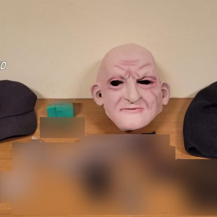 Italia. Doi bătrâni deghizați cu măști de carnaval, prinși încercând să tâlhărească oamenii de pe stradă 