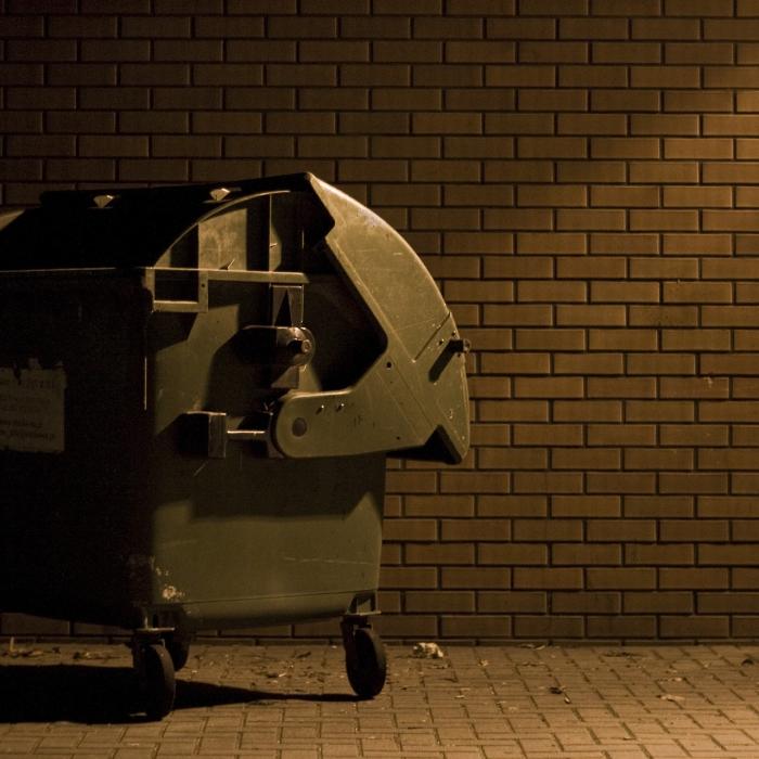 Un bărbat din Italia a murit blocat într-un tomberon de reciclare a hainelor 