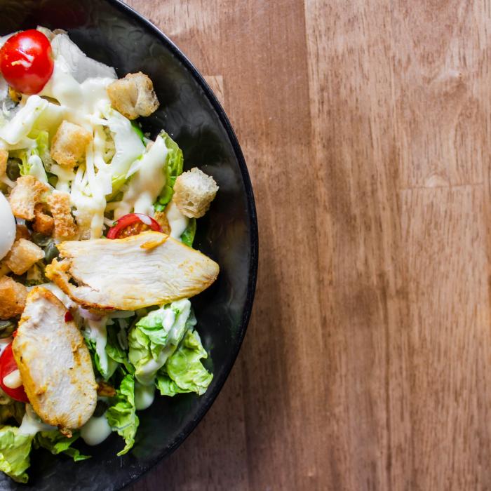 Salată Caesar cu piept de pui pe grill - cea mai bună mâncare pentru vară!