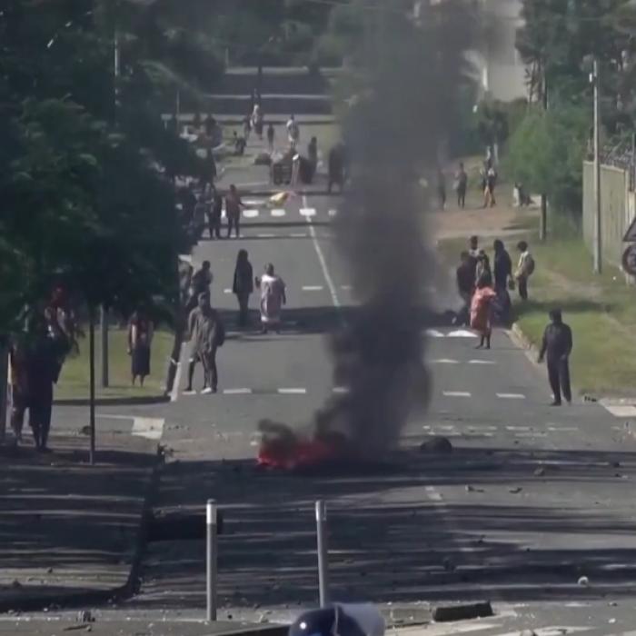 Trei români, prinși în haosul din Noua Caledonie. MAE ține legătura cu ei în permanență