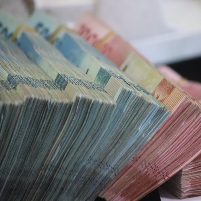 Cresc salariile bugetarilor. Majorarea este de 10%. Se acordă 500 lei și pentru ochelari