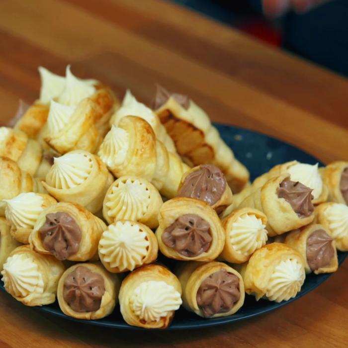 Rulouri delicioase cu cremă de vanilie și ciocolată