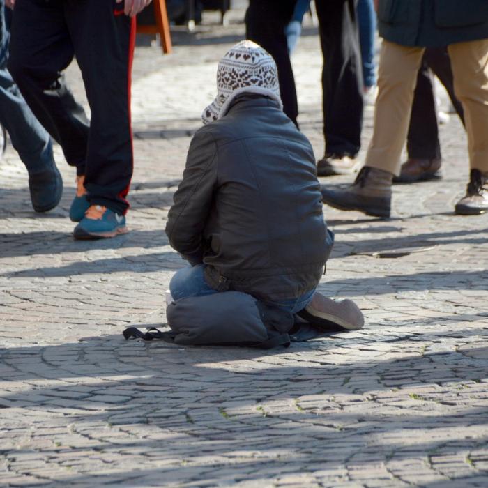Cerșetor român, arestat pentru dare de mită: "I-a cerut polițistului să-l ducă acasă și i-a dat 100 euro ca să nu-l amendeze"