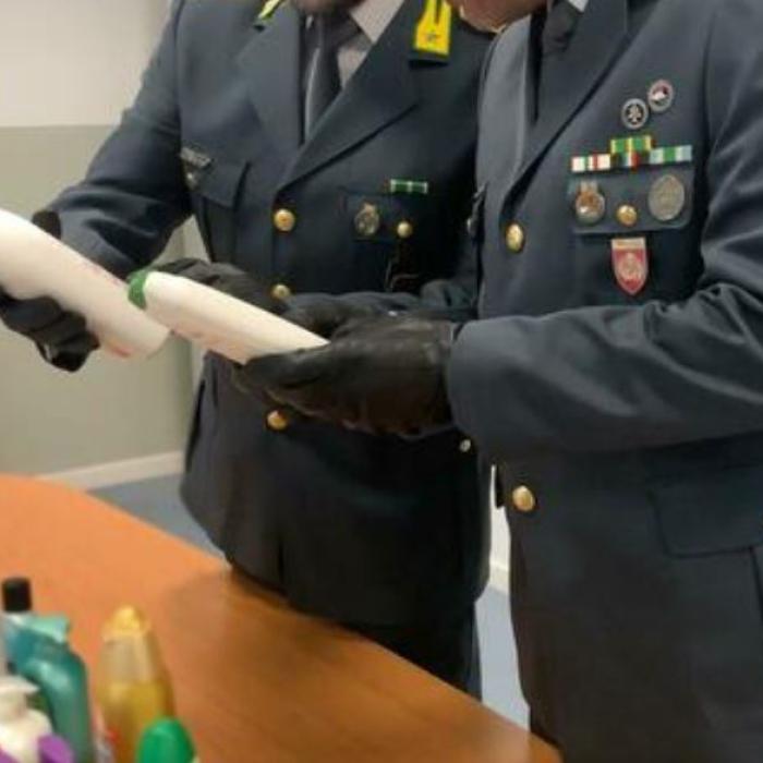 Poliția italiană a confiscat peste 17.000 de produse cosmetice care conțineau substanțe cancerigene 