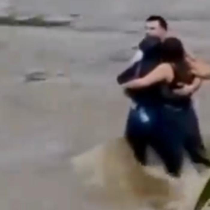 Trei tineri posibil români au fost măturați de inundațiile din Italia. Mașina lor are numere românești. VIDEO