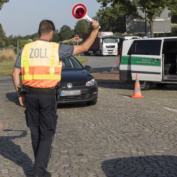 Doi români reținuți de poliție în Germania. Aveau o sumă uriașă în mașină, dar n-au putut dovedi de unde au banii