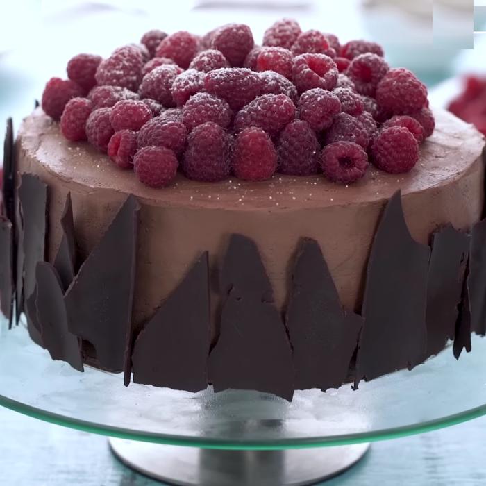 Tort de ciocolată cu zmeură și cremă de brânză - un desert răcoros pentru zilele toride de vară