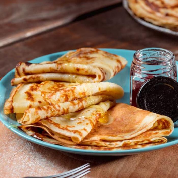 Rețetă ușoară de clătite cu cremă de caramel făcută în casă – desert delicios și rapid