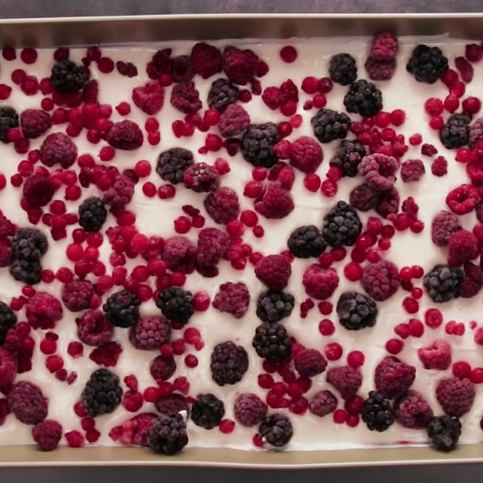 Desert răcoritor de vară: Tartă cu fructe și cremă de iaurt