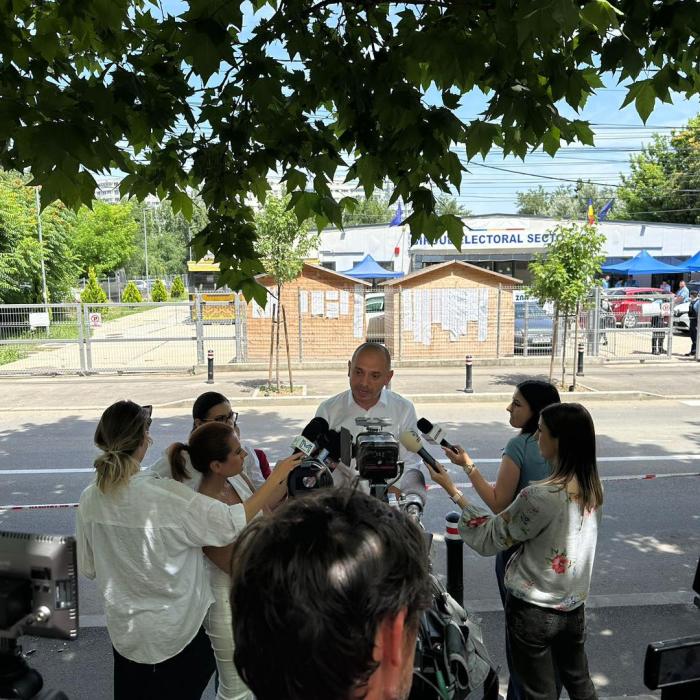 Radu Mihaiu anunţă că a recuperat 294 de voturi, în urma renumărării în două secţii de votare. Rezultatul votului la S2 e încă incert