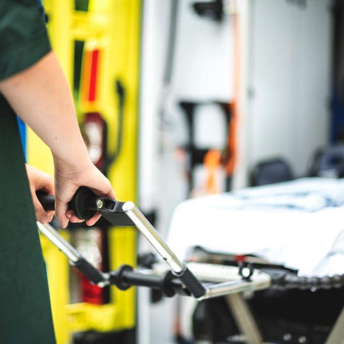 Un român din Italia a mușcat un bărbat care a refuzat să-i dea o țigară. Victima aproape că a rămas fără ureche 