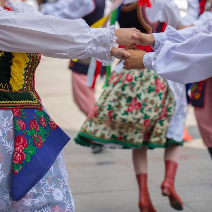 Dans românesc pe muzică italiană. Valeriu Barbu: "S-a făcut cerc în jurul nostru, le-a plăcut cum am interpretat muzica lor"