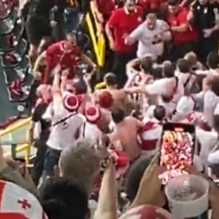 Scene haotice la Euro 2024: o bătaie în masă a izbucnit între fanii Turciei și cei ai Georgiei. VIDEO