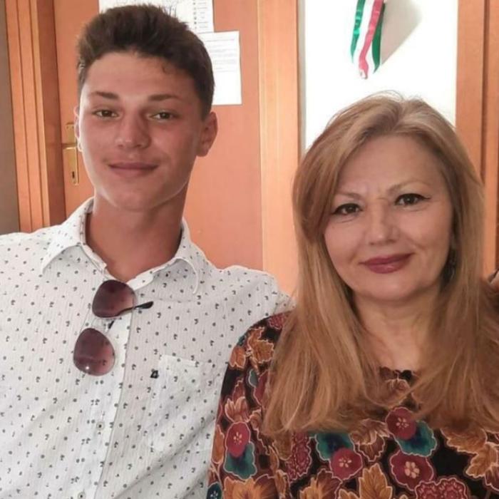 Doi români din Italia, bunică și nepot, au susținut examenul de bacalaureat împreună