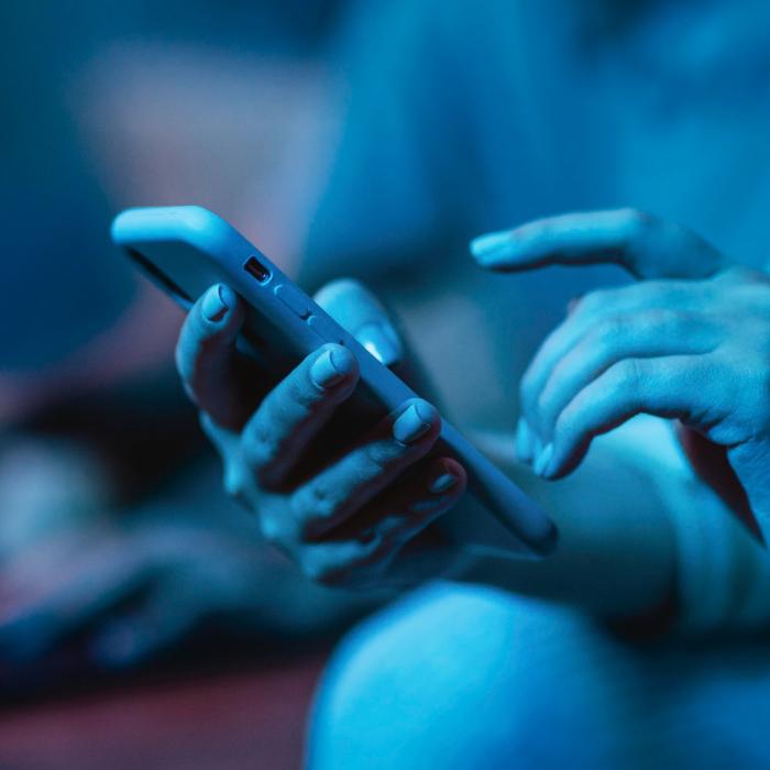 ANCOM îi avertizează pe români cu privire la accesarea involuntar a roamingului la graniţă