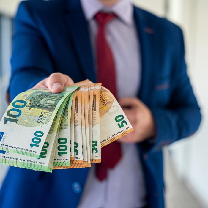 România adoptă salariul minim european, începând din toamnă. Guvernul a aprobat legea