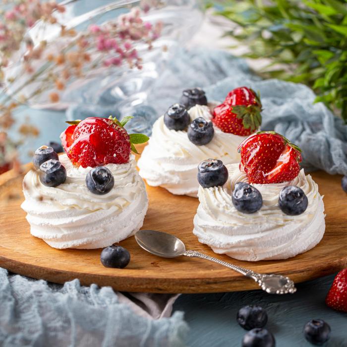 Prăjitură cu bezea și fructe de sezon - Rețetă ușoară și delicioasă