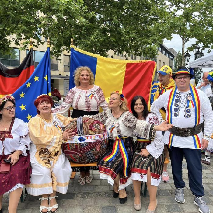 Românii au scris istorie în Germania. Două recorduri mondiale: brâu românesc de 1.667,41 m, cu o greutate de 70 kg - FOTO