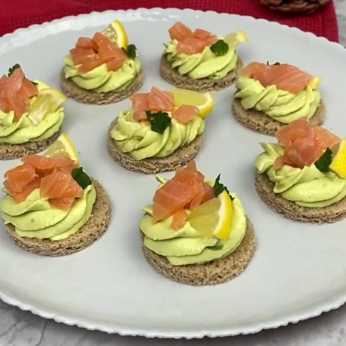 Rețetă delicioasă de tartine cu somon afumat și avocado