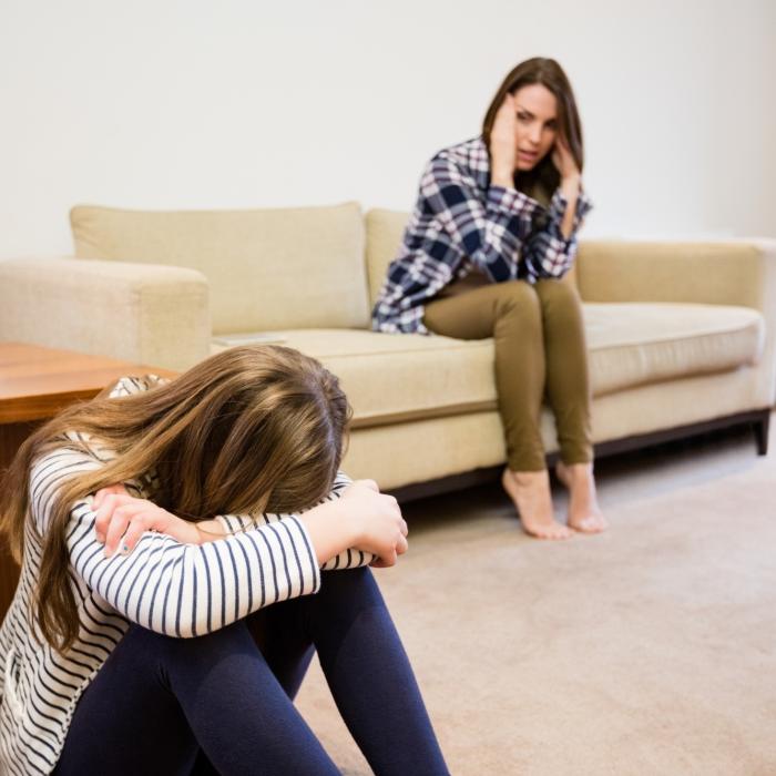 O studentă din București și-a dat părinții în judecată. Le cere 2.000 de lei pe lună pentru că sunt prea stricți