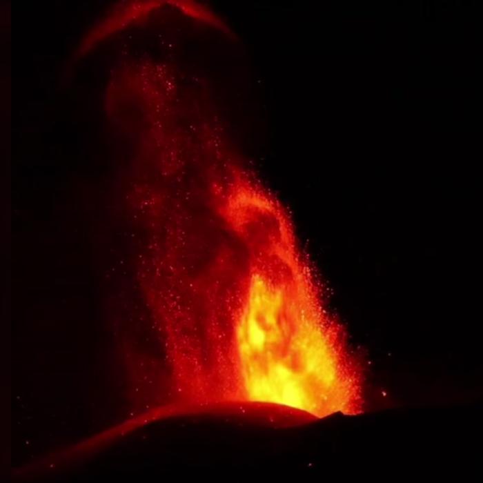 Vulcanul Etna din Sicilia a erupt dramatic, trimițând cenușă la 4,5 kilometri înălțime. Imagini spectaculoase