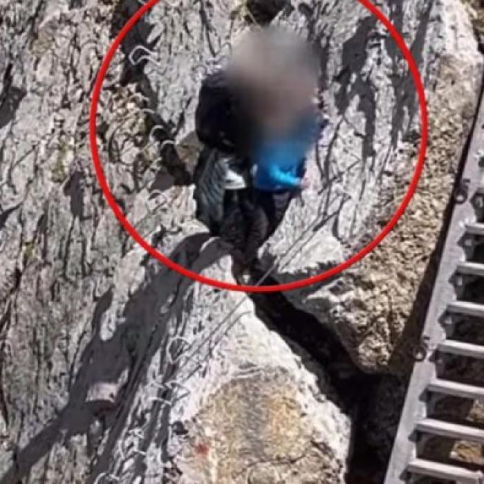 Doi adulți au fost surprinși traversând munții Dolomiți cu doi copii mici fără echipament