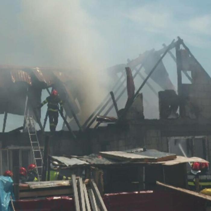 Ghinion teribil pentru o familie de români care muncește în străinătate: casa ridicată cu greu a ars de două ori într-un an