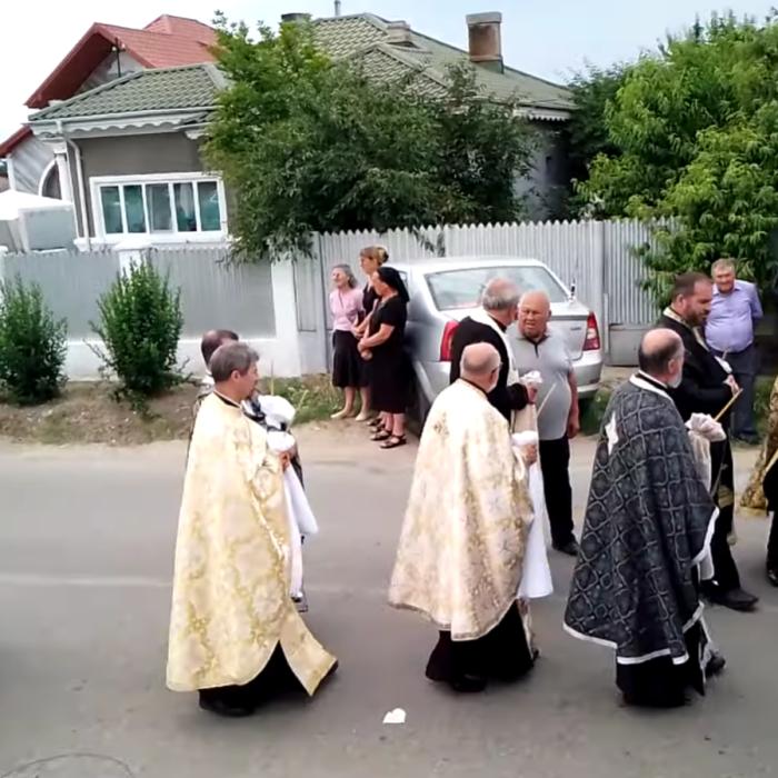 Sobor de 13 preoți, la înmormântarea mamei unui preot român din Italia. Aceasta a fost o învățătoare cunoscută 