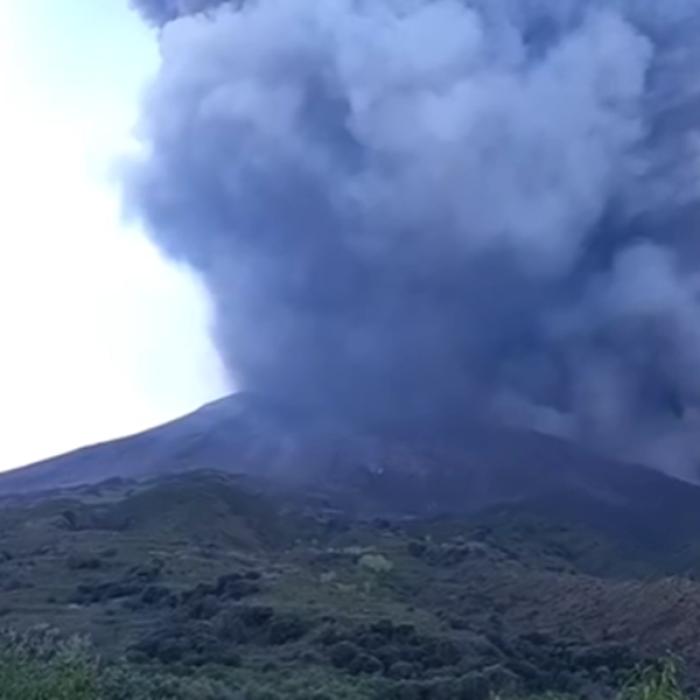 Explozie vulcanică puternică pe insula Stromboli din Italia. Autoritățile avertizează oamenii: "Rămâneți în casă"