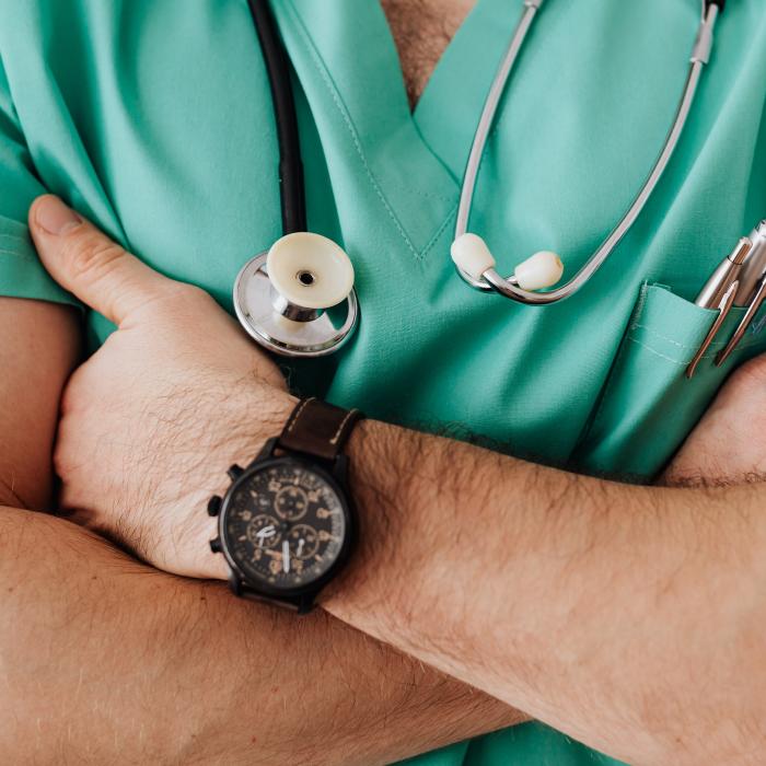 Fals medic din Botoșani, arestat după ce a înşelat un bărbat cu 6.000 de euro