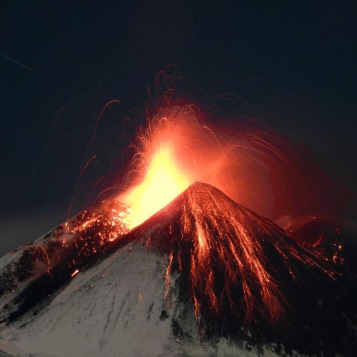 Vulcanul Etna a erupt violent din nou. Toate zborurile din și spre Catania au fost suspendate / VIDEO