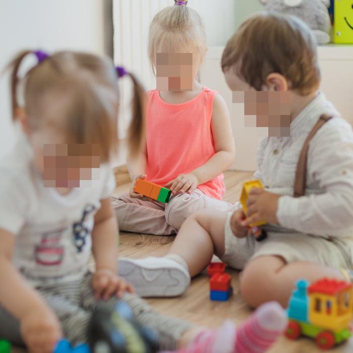 Educatoare arestată în Italia pentru înfometarea copiilor: Comanda mai puține porții de mâncare, pentru a păstra o parte din banii alocați hranei