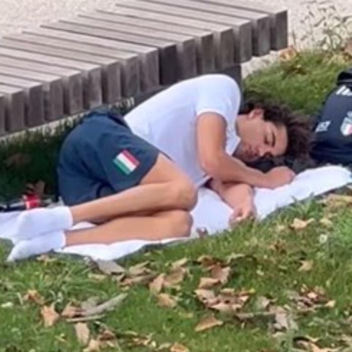 Înotătorul italian Thomas Ceccon, medaliat cu aur, a fost surprins dormind într-un parc din Paris. ”Nu există aer condiționat în Satul Olimpic”/VIDEO