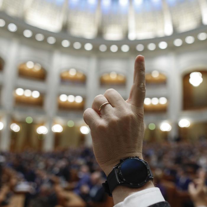Lege pentru încurajarea întoarcerii românilor din străinătate: Bilete de călătorie gratuite, ajutor echivalent a trei salarii, burse pentru copii