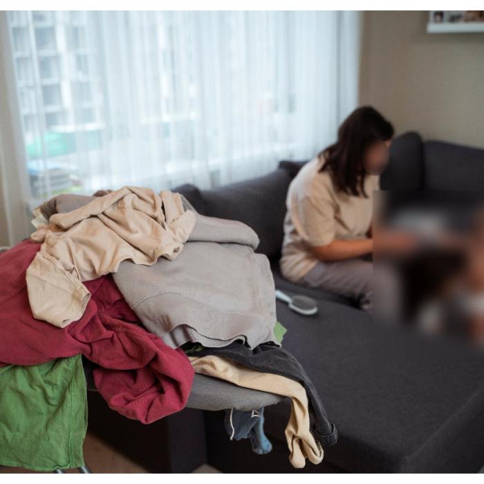O femeie din Italia a găsit un străin dormind pe canapea în living, când a ajuns acasă: "S-a încălțat cu papucii soțului"