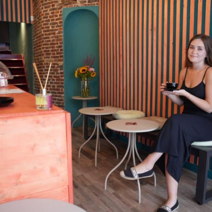 O româncă din Belgia a deschis o cafenea în memoria bunicului său. Numele este inspirat de o amintire dragă din copilărie